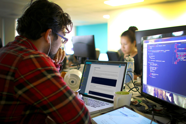 مقایسه بین یادگیری خودآموز و شرکت در دوره های برنامه‌نویسی 