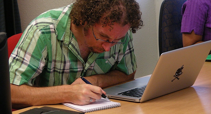 توصیه ی مهندسان سابق مایکروسافت به برنامه نویسان که نحوه نوشتن را بیاموزیم!